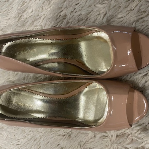 Liz Claiborne Beige Wedge Ladies Shoes Size 7 - Picture 1 of 3